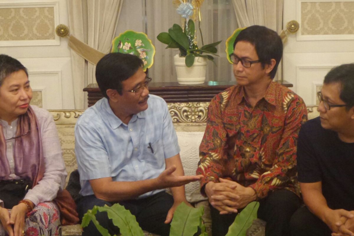 Plt Gubernur DKI Jakarta Djarot Saiful Hidayat berbincang dengan para musisi seperti Addie MS, Erwin Gutawa, dan Cut Deviana di Rumah Dinas Gubernur, Jalan Taman Suropati, Sabtu (13/5/2017). 