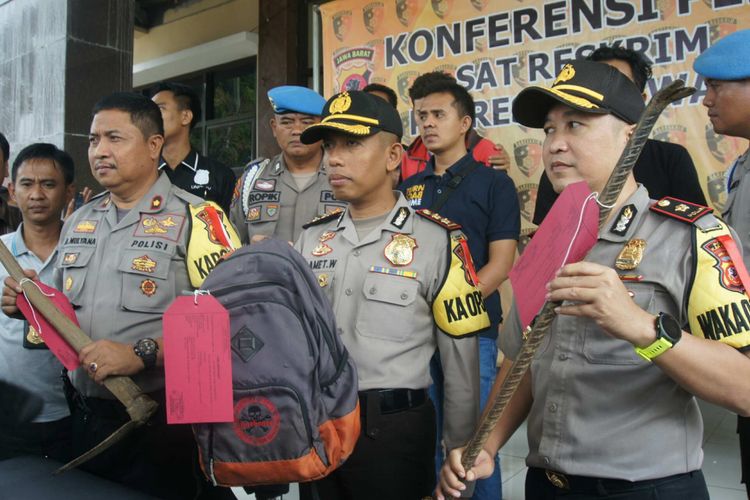 Kapolres Karawang AKBP Slamet Waloya (tengah) menunjukkan alat-alat yang digunakan menguburkan bayi di Mapolres Karawang , Selasa (13/11/2018).