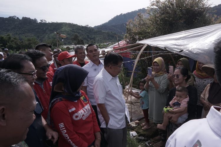 Ketum PMI Jusuf Kalla (JK) mengunjungi tempat pengungsian bencana alam.