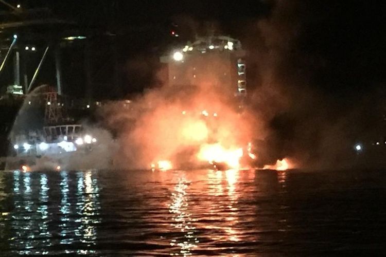   Kapal patroli terbakar di Pelabuhan TPB, Sulawesi Utara, Rabu (20/2/2019) sekitar pukul 19.00 Wita.