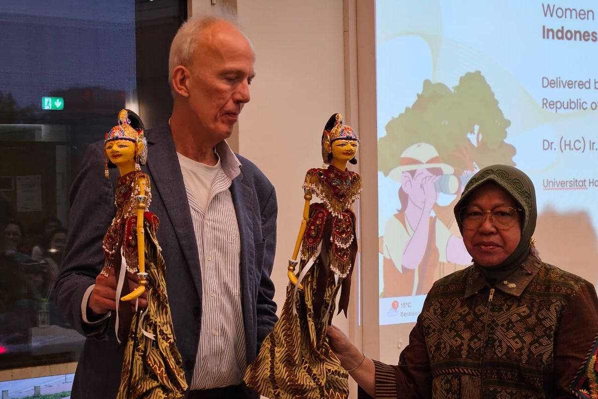 Menteri Sosial (Mensos) Tri Rismaharini memberikan kuliah umum di Universität Hamburg, Jerman yang memberikan pengakuan kepadanya sebagai pemimpin perempuan yang berhasil. Kuliah umum bertema ?Posisi Perempuan dalam Kepemimpinan Sosio Politik dalam Masyarakat Indonesia? itu digelar di Asien-Afrika Institut, Universität Hamburg, Jerman, Jumat (12/4/2024).
