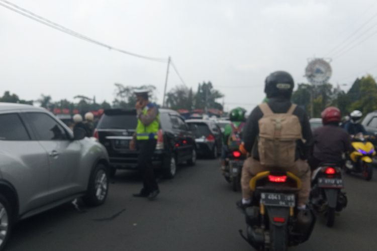 Sejumlah kendaraan terlihat maju perlahan saat melintasi jalur Puncak Bogor, Jawa Barat, Minggu (12/9/2021).