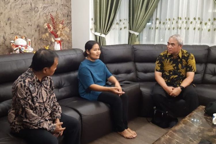 Marlia (duduk tengah) seorang WNI asal Kabupaten Sambas Kalimantan Barat menceritakan persoalan yang dialaminya kepada pihak KJRI Kuching. 
