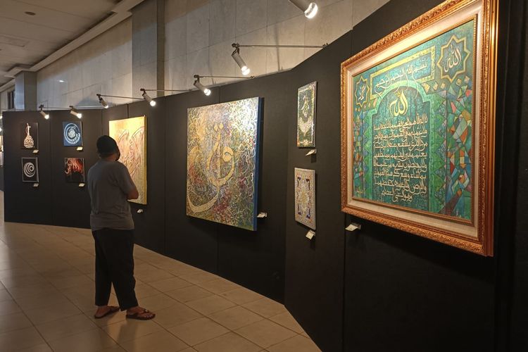 Salah satu pengunjung sedang melihat dan menikmati karya seniman di Pameran Seni Kaligrafi Kontemporer Internasional. Diketahui, pameran yang berlangsung di Jakarta Islamic Center tersebut dimulai sejak 15 April sampai 22 April 2022.