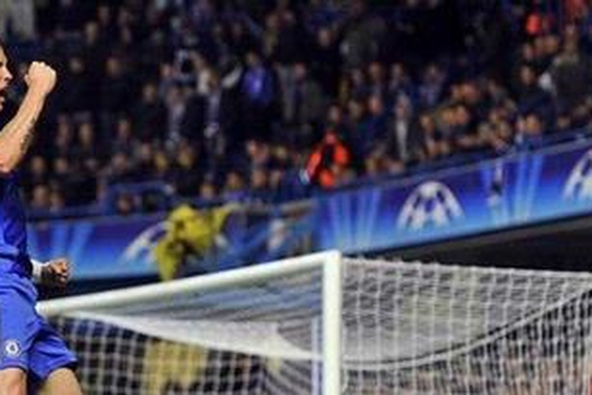 Selebrasi penyerang Fernando Torres usai mencetak gol kedua saat melawn Racing Genk dalam pertandingan penyisihan Grup E Liga Champions di Stamford Bridge, Rabu (19/10/2011). Chelsea menang 5-0. 