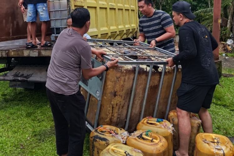 Solar Subsidi Diselundupkan ke Tambang Emas Ilegal di Riau, 3.200 Liter Diamankan