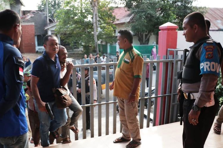 Polisi menangkap narapidana dan membawanya ke Rutan Lhoksukon, Aceh Utara, Aceh, Minggu (16/6/2019)