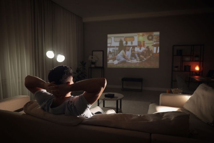Menciptakan pengalaman menonton di rumah seperti di bioskop hanya dengan berbekal proyektor. 