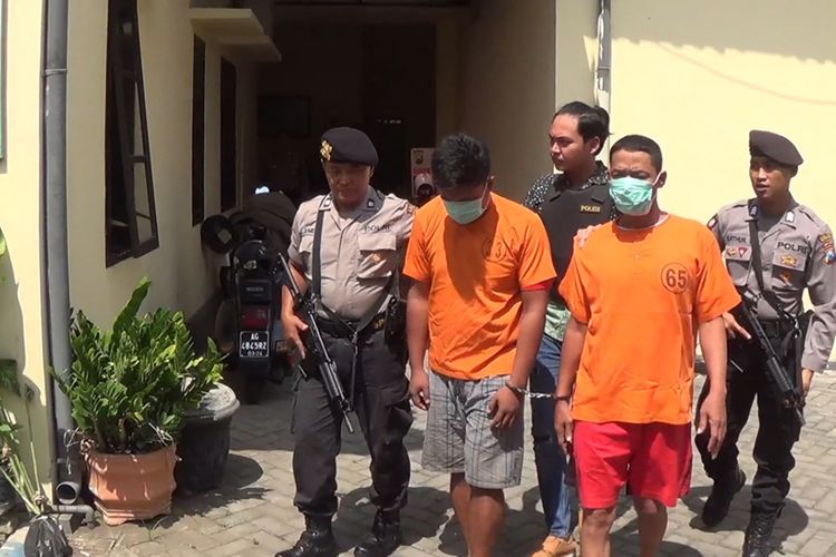 Dua orang pelaku pemerasan karyawan SPBU di Tulungagung Jawa Timur, yang mengaku Polisi Polda Jatim dan Wartawan ditangkap jajaran Polsek Kota Tulungagung (13/11/2019)