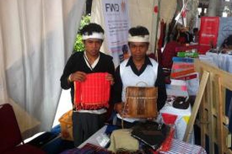 Dua orang Suku Baduy, Eka dan rekannya menunjukkan hasil kerajinan yang dijual di pameran wisata Ïndie Travel Mart 2015 di Cilandak Town Square, Jakarta, Jumat (13/11/2015). Wisatawan dapat membeli aneka kerajinan tangan seperti gelang, kalung, kain, cangklong, dan baju kurung yang dibawa oleh Suku Baduy di pameran tersebut.