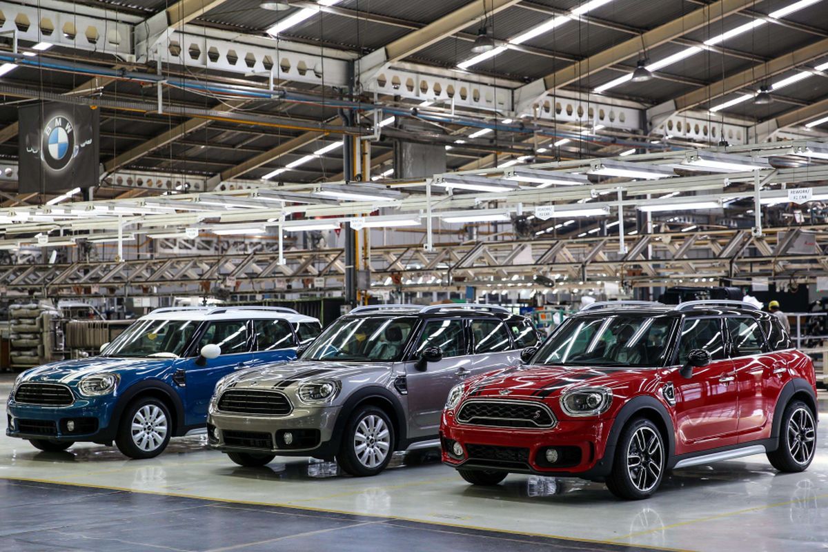 Mobil New Mini Cooper Countryman rakitan lokal terlihat di pabrik BMW Production Network 2, PT Gaya Motor, Jakarta Utara, Kamis (6/9/2018). Edisi pertama yang dirakit terdiri dari dua varian, yakni MINI Cooper Countryman dan New MINI Cooper S Countryman Sports.