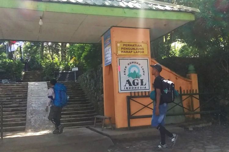 Pintu masuk pendakian Gunung Lawu melalui  Cemoro  Kandang. Lebih dari 50 pendaki tercatat di pintu masuk pendakian Cemoro Kandang sejak dibuka Senin kemarin.