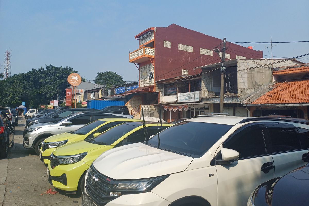 Unit mobil milik Adi, salah seorang pengusaha rental di Jalan Tongkol, Tanjung Priok, Jakarta Utara, Kamis (19/3/2026)