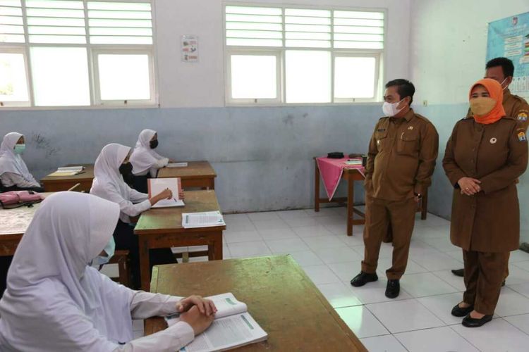 Wakil Wali Kota Serang Subadri Usuludin saat meninjau pelaksanaan PTM terbatas di SMPN 10 Kota Serang