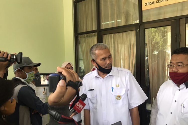 Pelaksana Harian Kepala Dinas Pendidikan Kota Bekasi, UU Saeful Mikdar di SMPN 2, Jalan KH Anwar, Bekasi Timur, Selasa (4/8/2020).