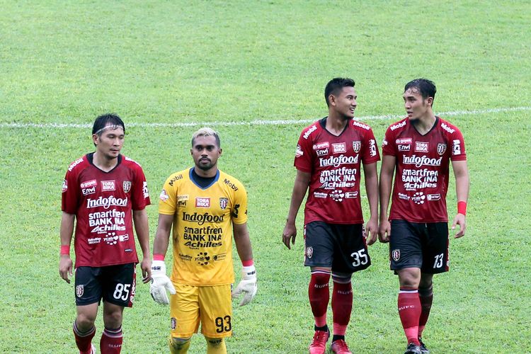 Kiper kedua Bali United selama Liga 1 2019, Samuel Reimas (kuning).