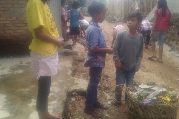 Anak-anak Jalan Sekka Nauli, Pematangsiantar saat melakukan aksi bersih kampung, Mjnggu (27/8/2017).