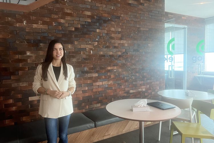 Head of Sustainability GoTo Group Tanah Sullivan usai media briefing di Jakarta, Selasa (30/5/2023).
