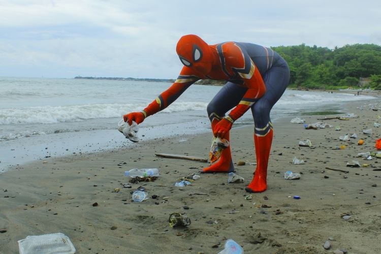 Spiderman sampah memunguti sampah di kawasan pantai (Sumber: Dokumen pribadi Rudi Hartono)