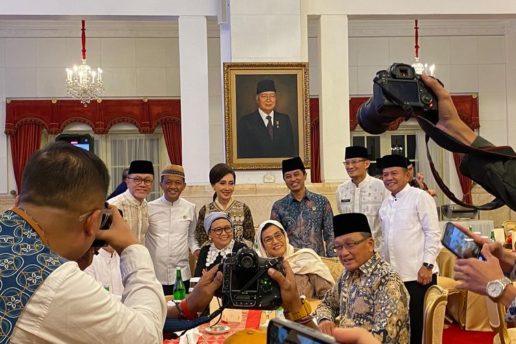 Menteri Keuangan Sri Mulyani Indrawati (tudung putih) berfoto bersama para menteri Kabinet Indonesia Maju dalam momen buka puasa bersama di Istana Negara, Jakarta Pusat, Kamis (28/3/2024). 