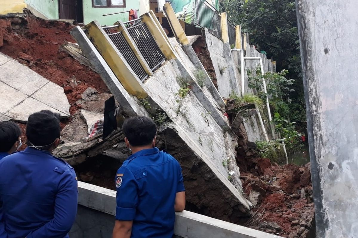 Insiden tanah longsor yang terjadi di Perumahan Tirta Mandala Cilodong, Depok, pada Selasa (9/2/2021).