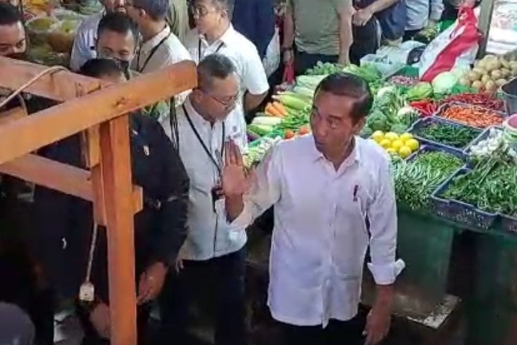 Presiden RI Joko Widodo atau Jokowi blusukan ke Pasar Rawamangun, Jakarta Timur, pada Rabu (5/4/2023).