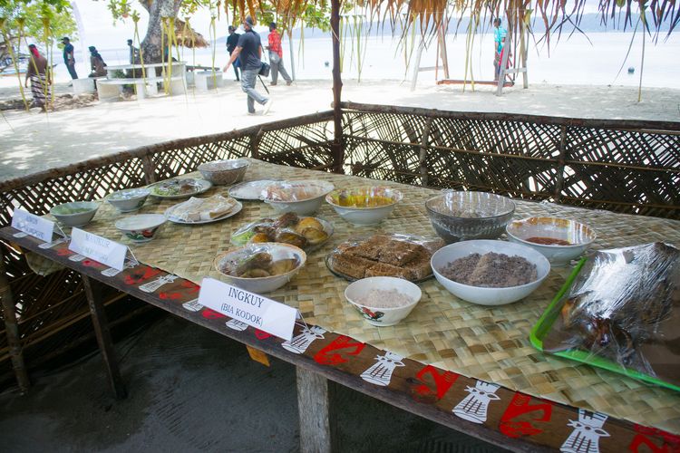 Suguhan kuliner tradisional khas Desa Wisata Arborek, Kabupaten Raja Ampat, Papua Barat, Rabu (27/10/2021).