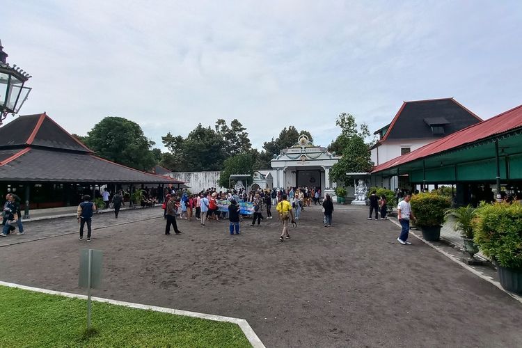 Wisatawan di Keraton Yogyakarta membludak saat libur akhir tahun
