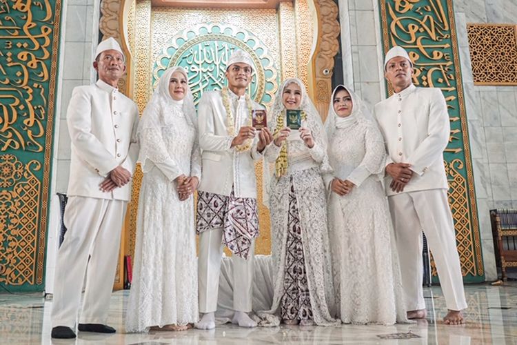 Kapten muda Persebaya Surabaya, Rachmat Irianto mempersunting kekasihnya Siti Qonita Faizah di Masjid Al Akbar Surabaya, Minggu (01/11/2020) pagi.