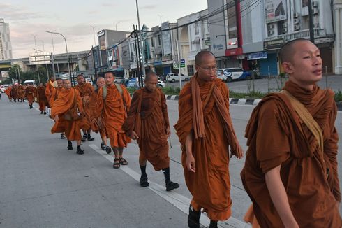 Cerita di Balik 32 Biksu yang Berjalan Kaki dari Thailand Menuju Candi Borobudur