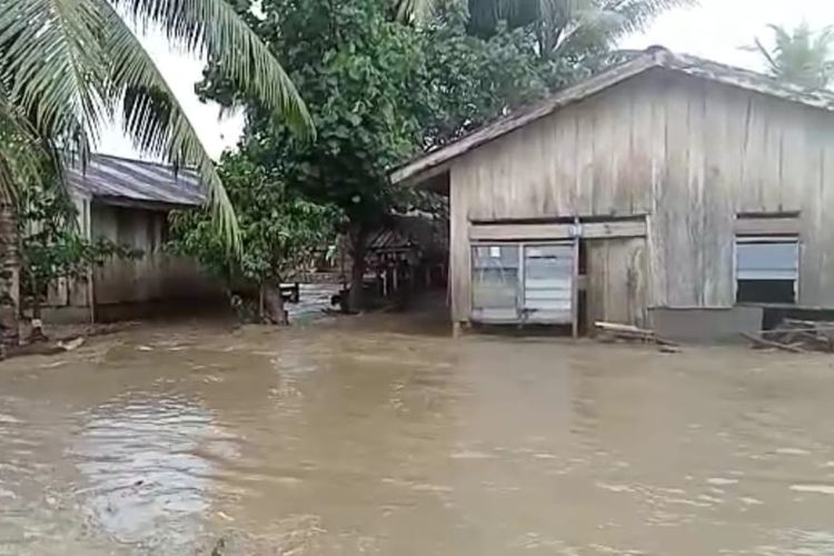 Hujan deras menyebabkan banjir menerjang dusun Laala, desa Loki, kecamatan Huamual, kabupaten Seram Bagian Barat, Maluku, Kamis (9/2/2023). Akibat musibah itu ratusan rumah warga rusak lima diantaranya hanyut