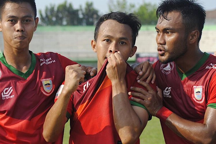 Arif Allama melakukan selebrasi setelah menjebol gawang Persita Tangerang di Stadion Singaperbangsa, Karawang, Jawa Barat, Kamis (21/9/2017). 