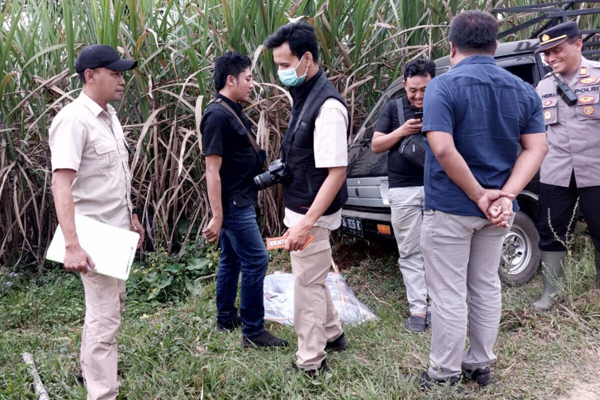 Polisi melakukan oleh tempat kejadian (TKP) kasus penganiayaan yang terjadi di kebun warga Desa Soso, Kecamatan Gandusari, Kabupaten Blitar, Jumat (19 Juli 2024).
