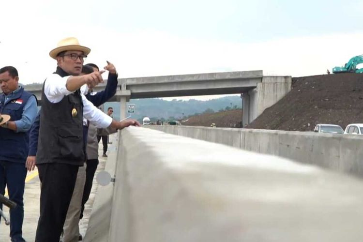 Gubernur Jawa Barat Ridwan Kamil meninjau kesiapan tol Cileunyi-Sumedang-Dawuan (Cisumdawu) untuk menyambut mudik Lebaran, Senin (10/4/2023). Turut mendampingi kunjungan tersebut Bupati Sumedang Donny Ahmad Munir dan Kepala Dinas Perhubungan Jabar Koswara dan Dirlantas Polda Jabar Kombes Pol Wibowo.