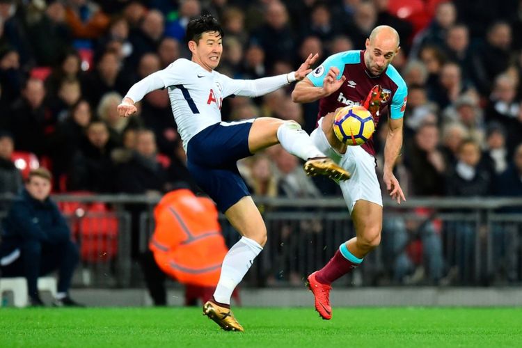 Son Heung-min dan Pablo Zabaleta berebut bola saat Tottenham Hotspur menjamu West Ham United pada pertandingan Premier League di Wembley, Kamis (4/1/2018).