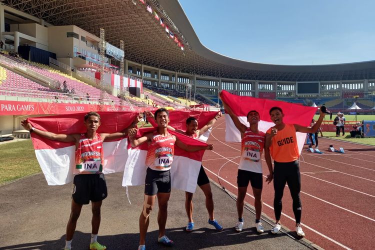 Indonesia meraih medali emas dari cabang olahraga atletik ASEAN Para Games 2022 nomor lari estafet 4x100 meter T11-13 putra di Stadion Manahan, Solo, Jumat (4/8/2022). pagi WIB.
