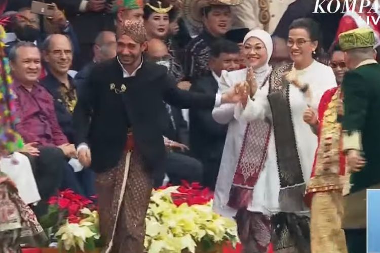 Aktor Reza Rahadian tampak mengajak Menteri Keuangan Sri Mulyani untuk turun berjoget bersama Farel dan sejumlah menteri serta beberapa artis dalam perayaan HUT ke-77 RI di Istana Negara, Rabu (17/8/2022).