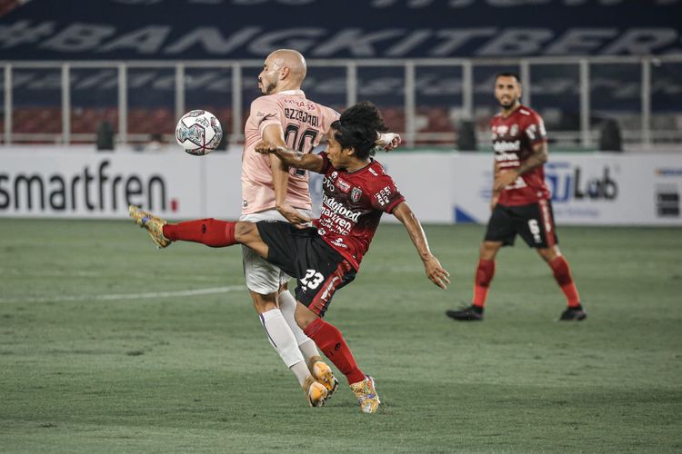 Pemain Bali United Fahmi Al Ayyubi berduel dengan striker Persik Kediri Youssef Ezzejjari pada laga perdana Liga 1 2021 di Stadion GBK, Jakarta, pada Jumat (27/8/2021).