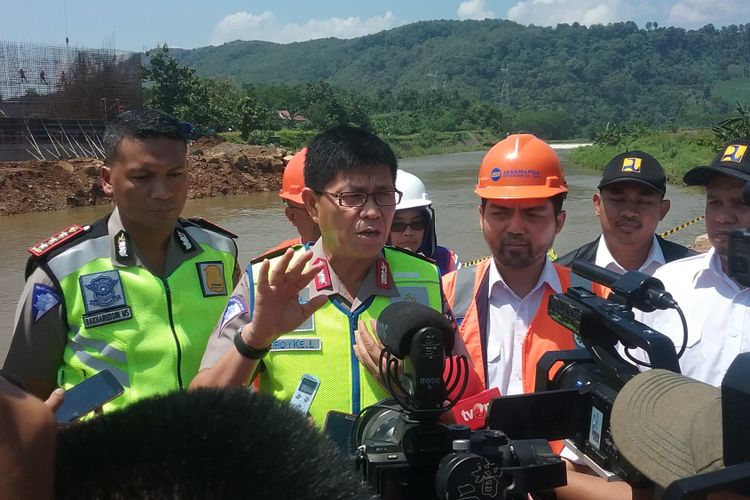 Kakorlantas Polri Irjen Polisi Royke Lumowa, saat meninjau tol Semarang-Batang. 