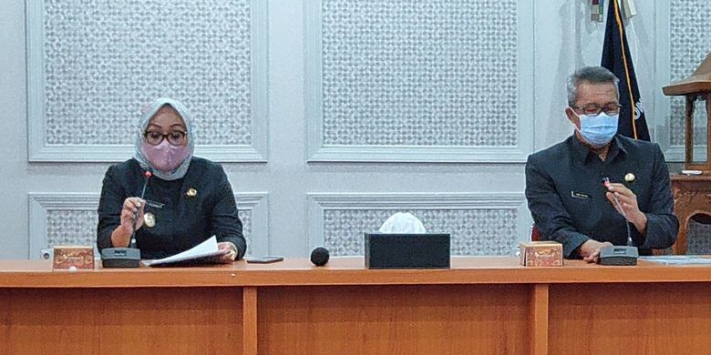 Wakil Wali Kota Cirebon Eti Herawati membacakan surat yang dibuat Wali Kota Cirebon Nashrudin Azis, di balaikota Cirebon Senin (23/11/2020). Azis mengungkap dirinya terkonfirmasi positif Covid-19.