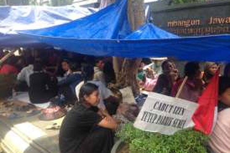 warga yang menolak kehadiran pabrik semen mendirikan tenda di depan kantor gubernur jateng di Semarang, sejak Senin (19/12/2016) hingga hari ini. Mereka ingin Gubernur Ganjar Pranowo mencabut surat izin lingkungan yang telah diterbitkan.