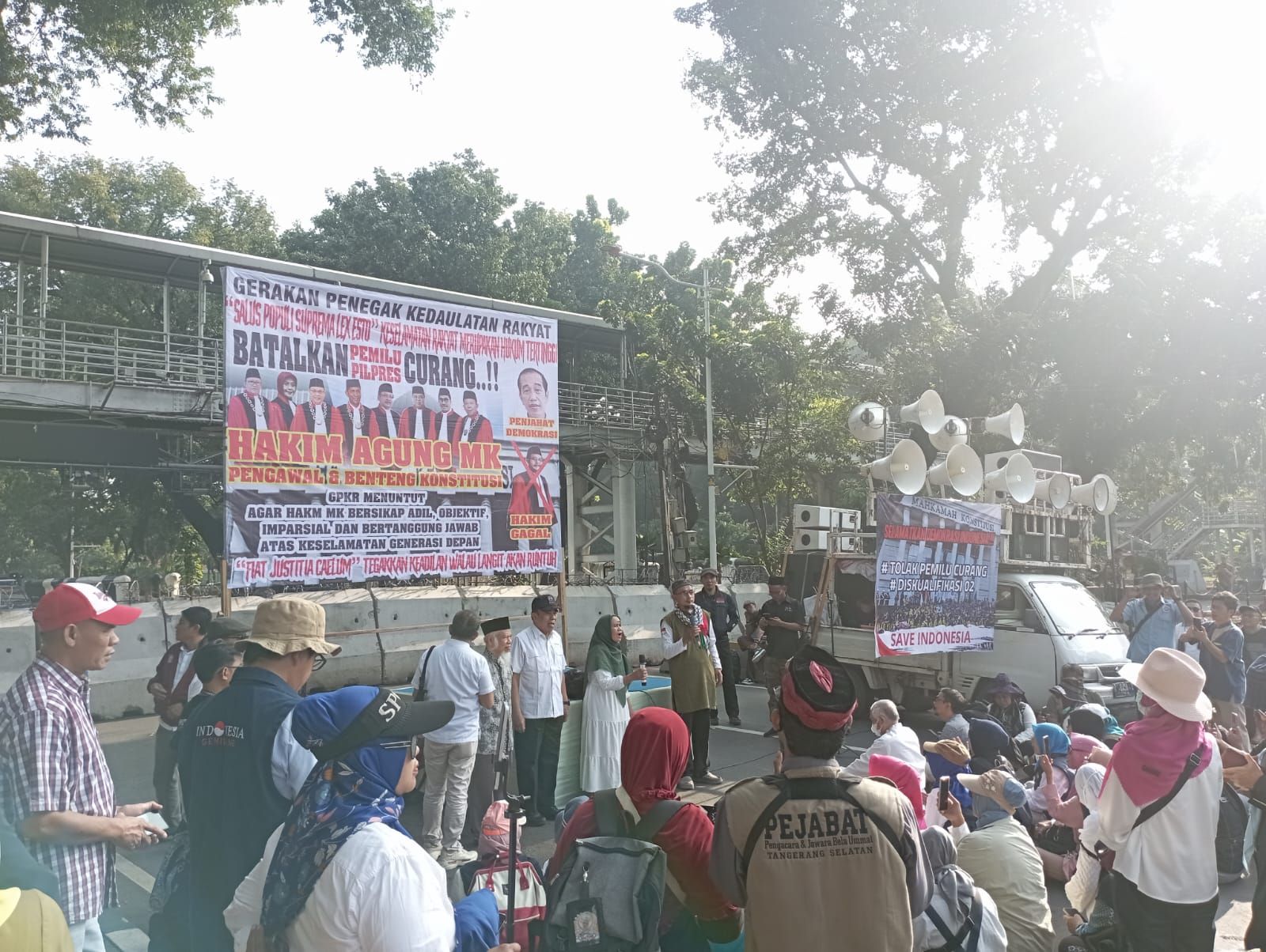Ada Demo, Jalan Medan Merdeka Barat Arah Istana Ditutup