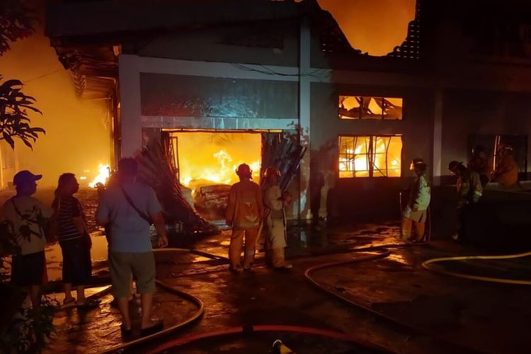 Pabrik sarung tangan terbakar di Bantul, DI Yogyakarta. Sabtu (25/11/2023)