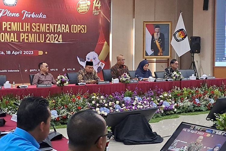 Ketua KPU Hasyim Asy'ari saat memberi sambutan dalam Rapat Pleno Terbuka Rekapitulasi DPS Tingkat Nasional Pemilu 2024 di Kantor KPU, Jakarta Pusat, Selasa (18/4/2023). 