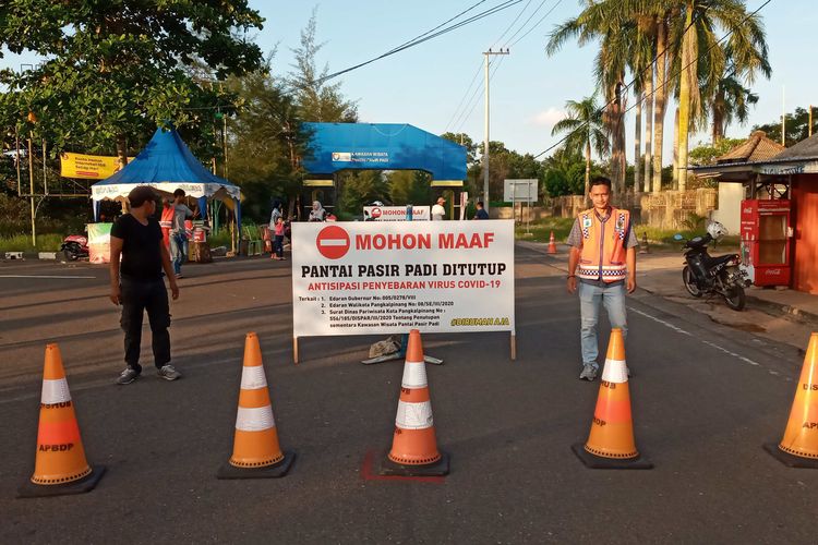 Gerbang masuk Pantai Pasir Padi Pangkalpinang ditutup selama pandemi Covid-19, Senin (25/5/2020).