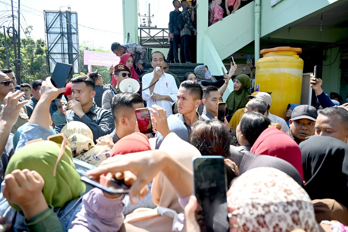 Presiden Joko Widodo berpamitan ke masyarakat saat mengunjungi Pasar Soponyono, Surabaya, Jawa Timur, Jumat (6/9/2024). 