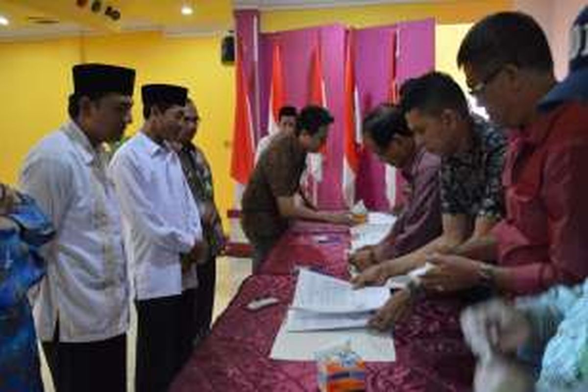 Suasana penandatanganan amandemen warkat konversi (perubahan) status layanan dari konvensional ke syariah di Takengon, Rabu (6/2016).