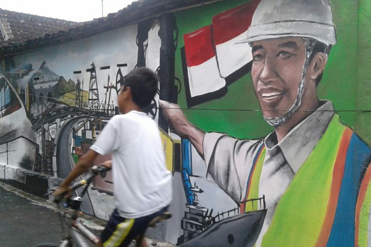 Seorang bocah melintas di depan lukisan mural Presiden Jokowi di Kampung Joho, Solo, Jawa Tengah, Kamis (1/3/2018).