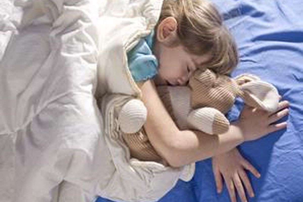 Obyek-obyek pemisahan, seperti boneka atau selimut bisa membantu menyiapkan tempat tidur sebagai pemisah tidur di malam hari dari kegiatan harian.