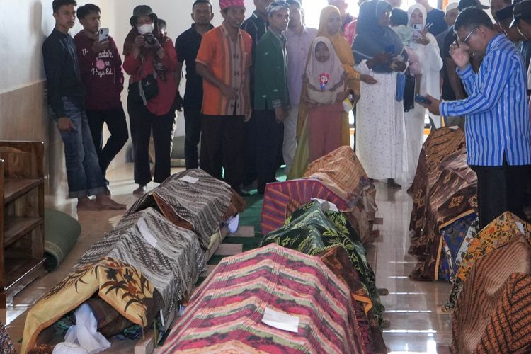 Keluarga berada di dekat jenazah korban kapal tenggelam seusai disalatkan di Masjid Al Rahman, Kecamatan Mawasangka Timur, Buton Tengah, Sulawesi Tenggara, Senin (24/7/2023). Sebanyak15 orang tewas akibat perahu yang mereka tumpangi terbalik dan tenggelam di Teluk Liana Bangai. 